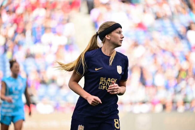 Bethany Balcer is the lone bright spot in a dim Seattle Reign attack